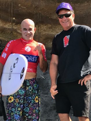 Legends havaianos Michael Ho e Hans Hedemann, Mundial Master 2018, Açores, Portugal. Foto: Arquivo pessoal Fabio Gouveia.