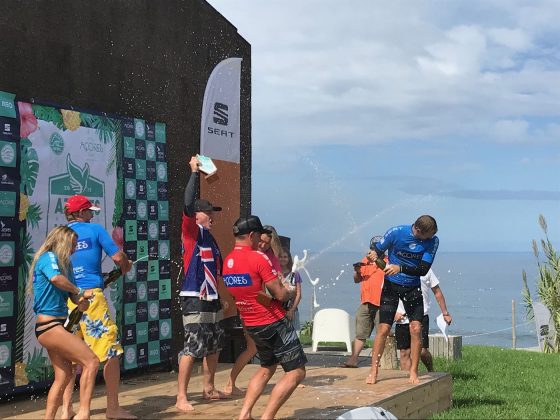 Maca levanta o troféu Master, Mundial Master 2018, Açores, Portugal. Foto: Arquivo pessoal Fabio Gouveia.