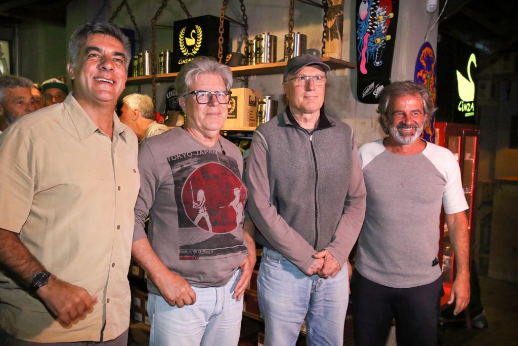 Naldo Lima, Armando Baffi Junior, Nei Sobral e Diniz Iozzi representam os pioneiros do surfe na Baixada Santista.