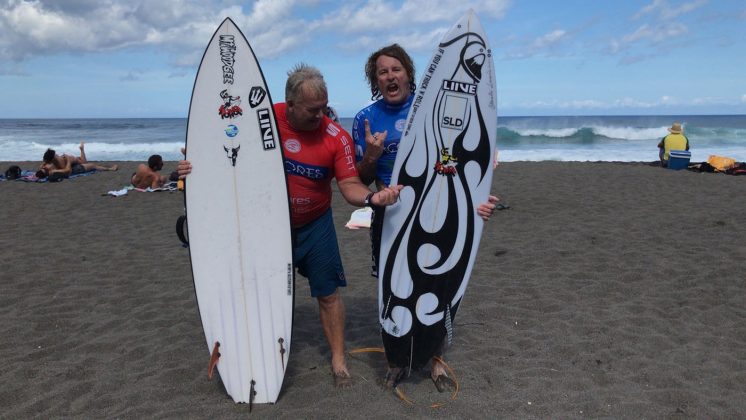 Os australianos Gary Elkerton e Matt Hoy, Mundial Master 2018, Açores, Portugal. Foto: Arquivo pessoal Fabio Gouveia.