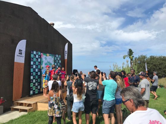 Repórteres documentando a festa no pódio, Mundial Master 2018, Açores, Portugal. Foto: Arquivo pessoal Fabio Gouveia.