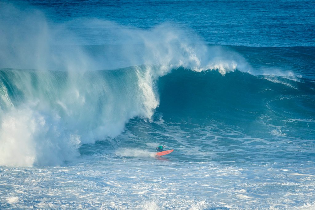 Recordista da maior onda já surfada em Nazaré, Rodrigo Koxa encara as bombas na remada.