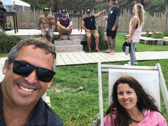 Selfie de Fabio e Elka Gouveia com ídolos masters ao fundo, Mundial Master 2018, Açores, Portugal. Foto: Arquivo pessoal Fabio Gouveia.