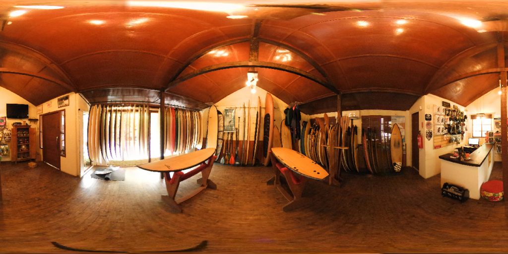 Ter um showroom como esse à disposição antes daquela barca do fim de semana é uma ideia atraente. Você checa as condições do swell e escolhe uma prancha.