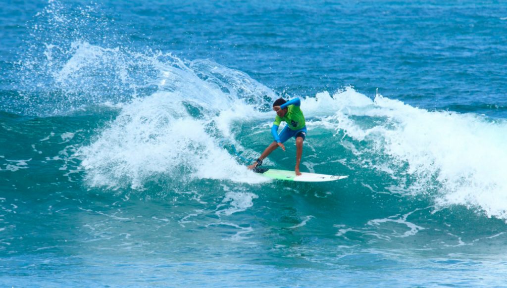 Sunny Pires participa de surfe treino antes do evento em Maresias.