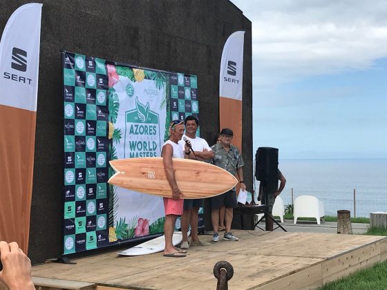 Terry Richardson venceu a Expression Session entre os Grand Masters e recebeu essa linda fish de madeira, Mundial Master 2018, Açores, Portugal. Foto: Arquivo pessoal Fabio Gouveia.