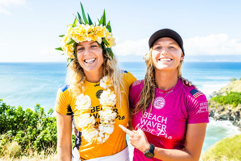 Stephanie Gilmore e Lakey Peterson nos bastidores do Maui Pro.