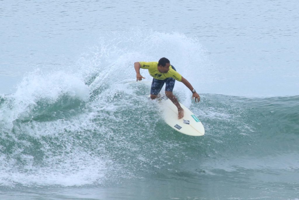 Jojó de Olivença lidera a categoria Legends, para surfistas com mais de 45 anos.