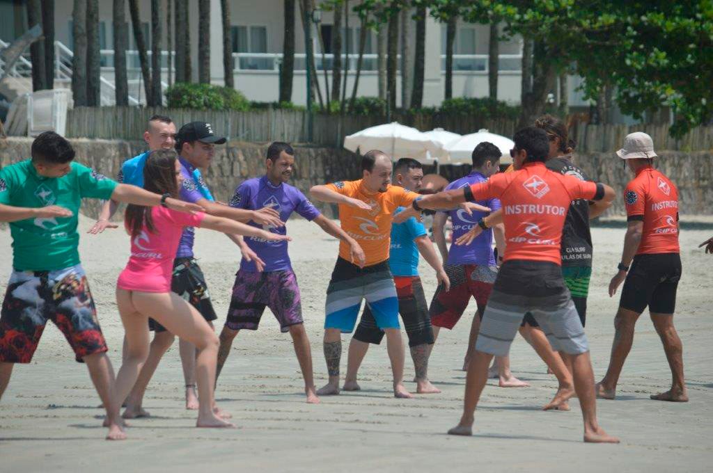 Treinamento “vip” inclui aulas práticas de surfe na Praia de Pernambuco.