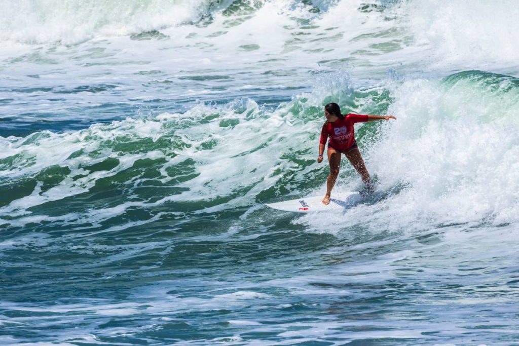 Yohanna Sarandini surfa desde os 7 anos.