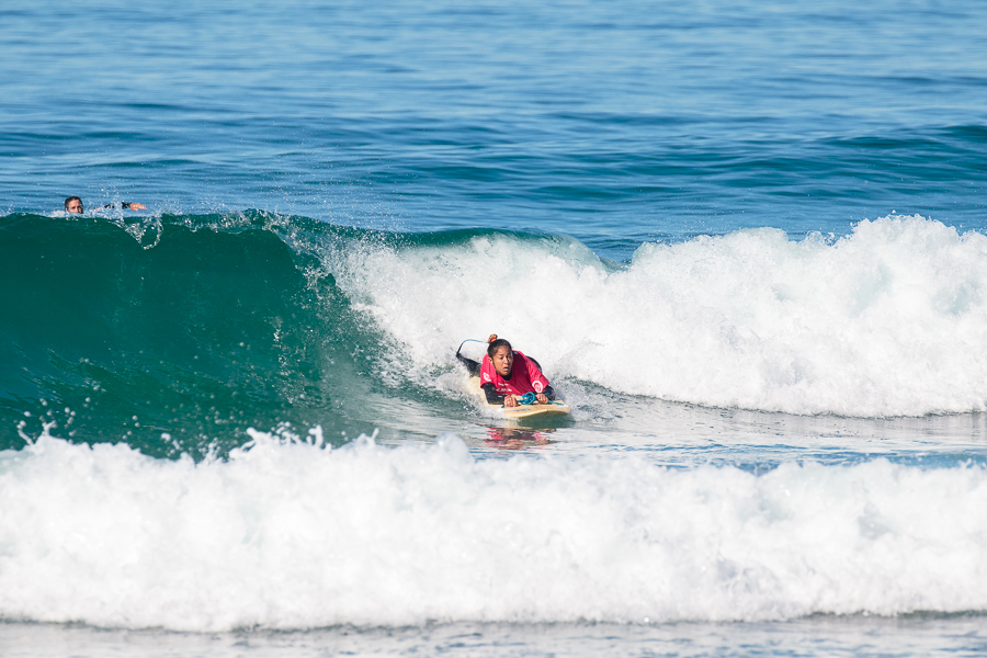 Monique Oliveira corre contra o tempo para participar do AmpSurf ISA World Para Surfing Championship.