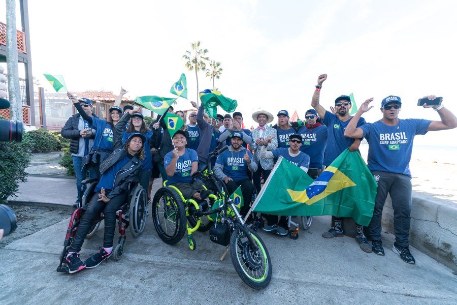 Bicampeã mundial, equipe brasileira faz a festa no Desfile das Nações.