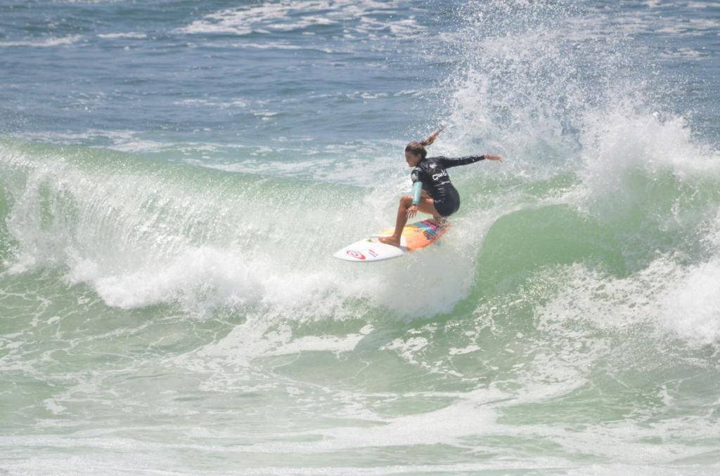 Classificada à elite do surfe mundial em 2019, costa-riquenha Brisa Hennessy chega às semifinais do PASA Games.