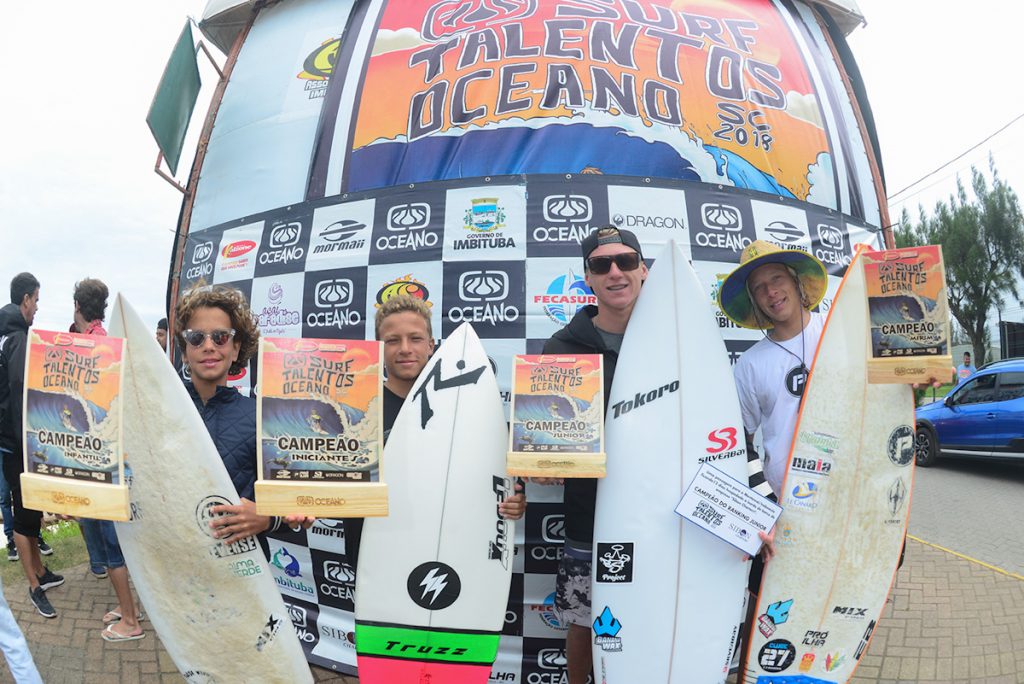 Arthur Zanella, Heitor Mueller, Edson de Prá e Artur Romão com os troféus de campeões do Surf Talentos.