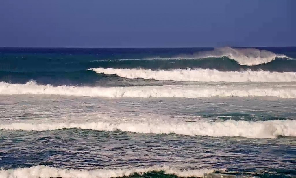 Ondas irregulares forçam novo adiamento da Vans World Cup em Sunset Beach, Havaí.