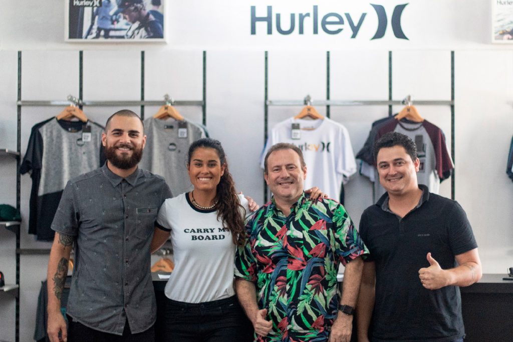 Atleta assina novo contrato com o staff da Hurley em São Paulo.