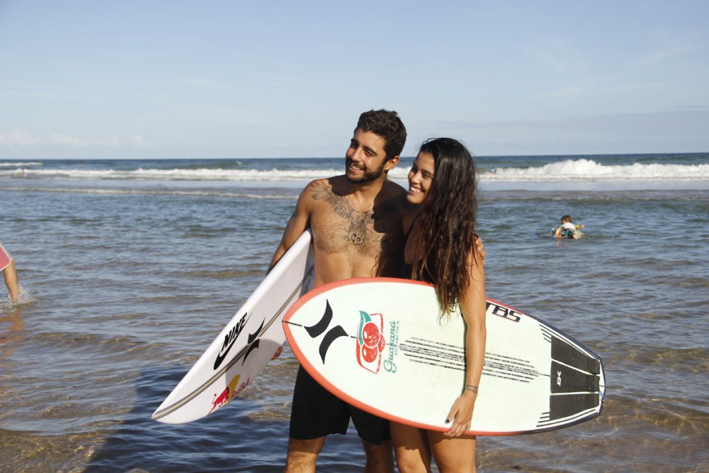 Pedro Scooby e Marina Werneck prestigiam ações do Hurley Surf Club na capital baiana.