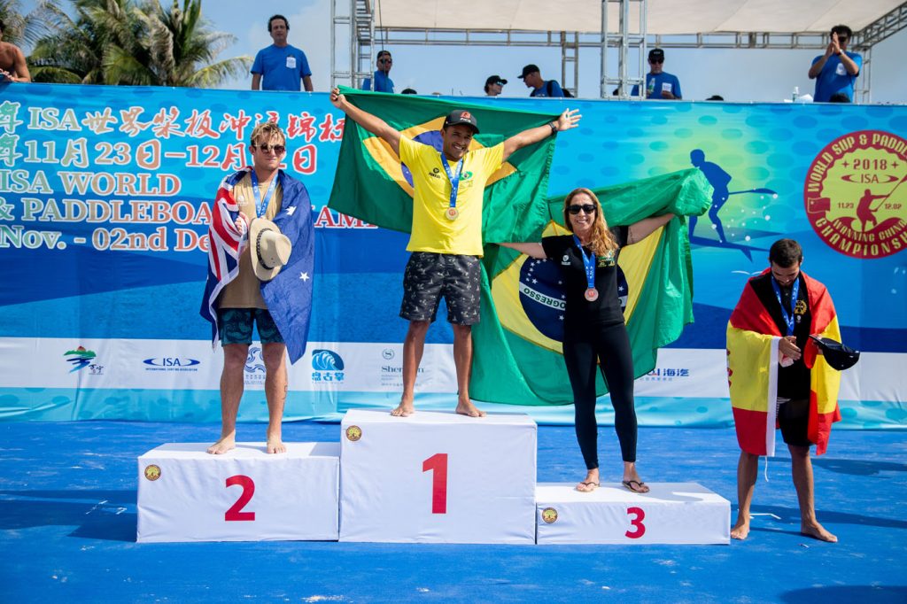 Luiz Diniz recebe a medalha de ouro pela vitória na cerimônia de premiação do SUP Surf.