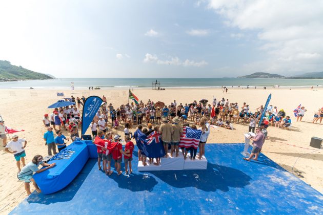Premiação da prova de revezamento, ISA World SUP and Paddleboard 2018, Wanning, China. Foto: ISA / Evans.
