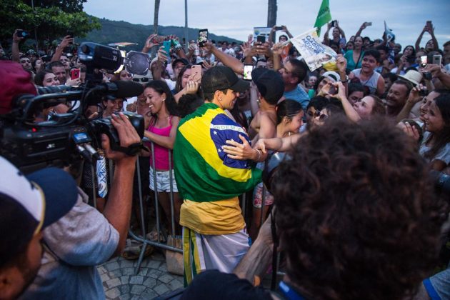 Gabriel Medina é recebido com festa em Maresias (SP), em comemoração ao bicampeonato mundial. Foto: WSL / Aleko Stergiou.