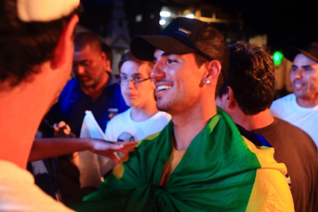 Gabriel Medina é recebido com festa em Maresias (SP), em comemoração ao bicampeonato mundial. Foto: WSL / Aleko Stergiou.