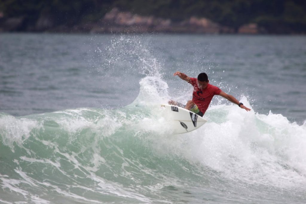 Alax Soares defende o título de Supercampeão do Guarujá Open de Surf.