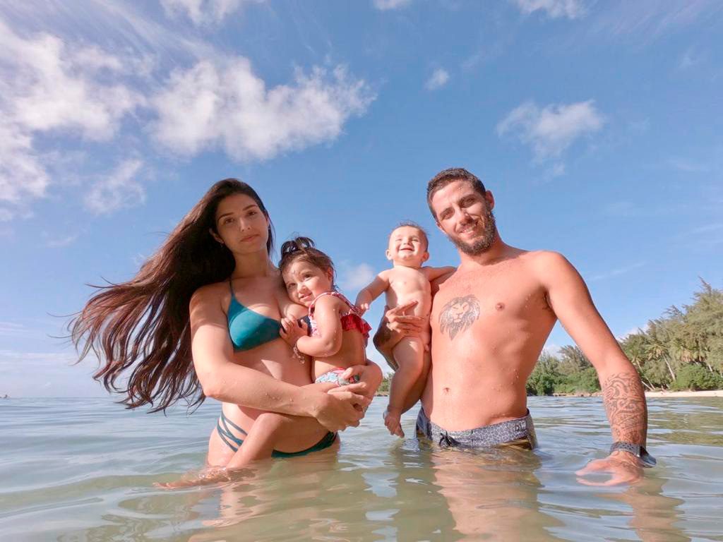 Top brasileiro tem o apoio da família no North Shore de Oahu.