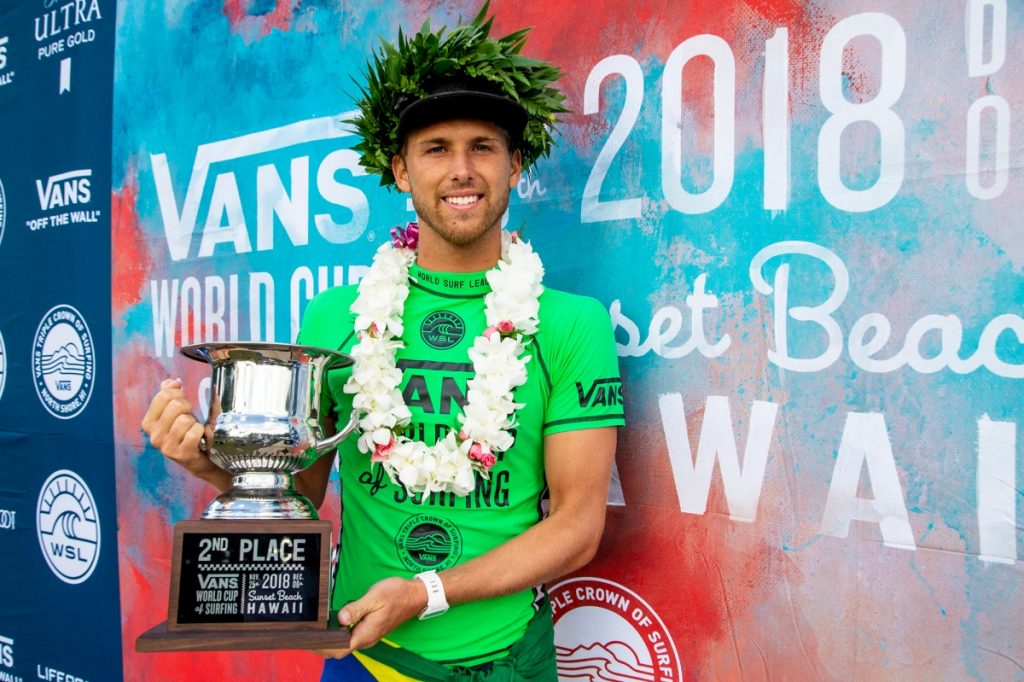 Jesse Mendes é vice-campeão da Vans World Cup e assume a liderança da Tríplice Coroa Havaiana.