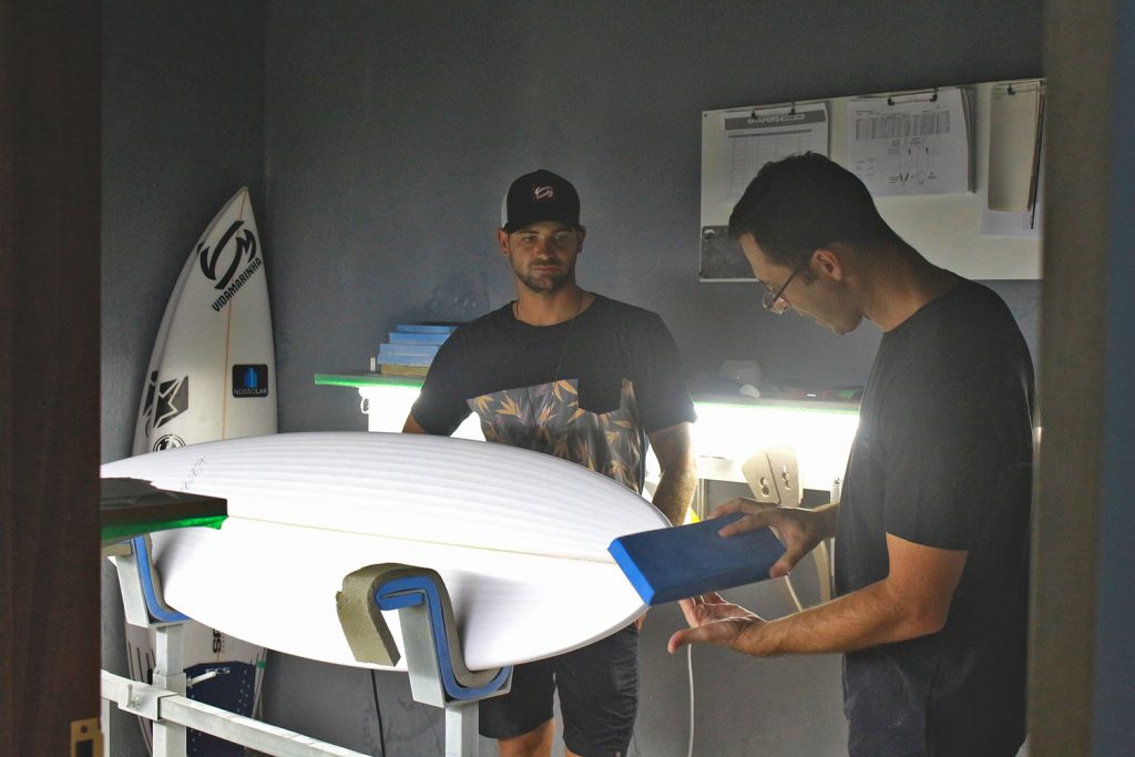 Rodrigo Silva, da SRS Surfboards, desenvolve o modelo Fênix, em parceria com Alejo Muniz.