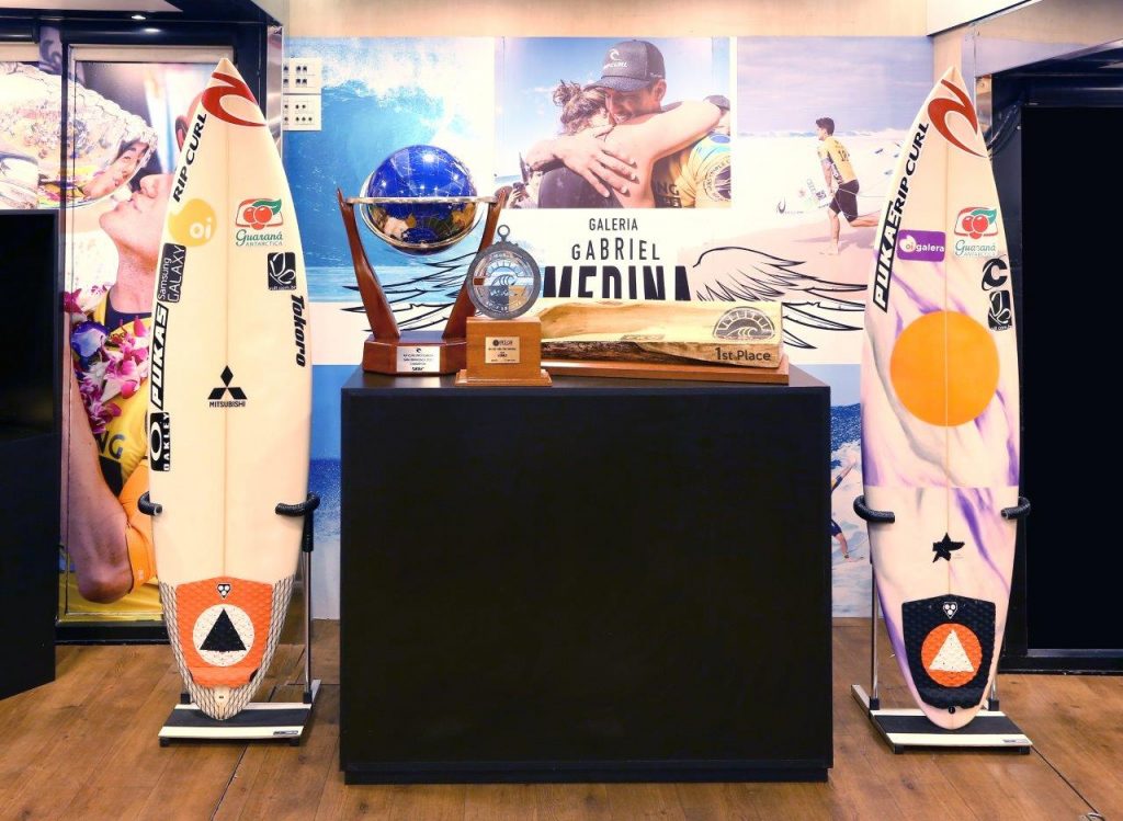 Galeria itinerante de troféus e pranchas de Gabriel Medina conta a história do bicampeonato mundial do maior surfista brasileiro de todos os tempos.