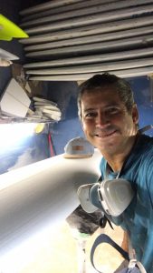 Aos 49 anos, Fabinho vive do surfe há mais de 30, e segue competindo como master, além de se dedicar à fabricação de pranchas.