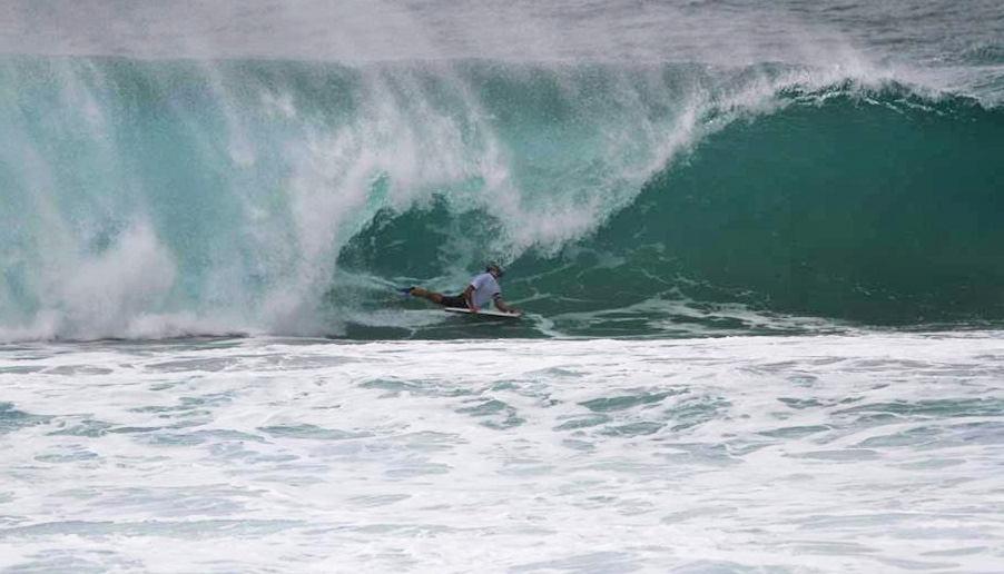 Pierre Louis Costes vence o Mike Stewart Pipeline Invitational.