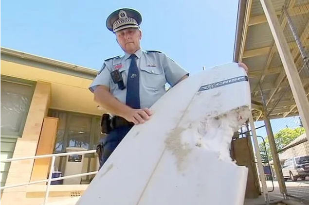 Prancha do surfista de 41 anos atacado por tubarão em Byron Bay, Austrália.