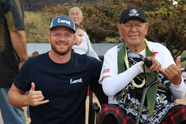Phil Rajzman e Buffalo Keaulana, Buffalo Big Board Surfing Classic 2019, Makaha, ilha de Oahu, Havaí. Foto: Arquivo pessoal.