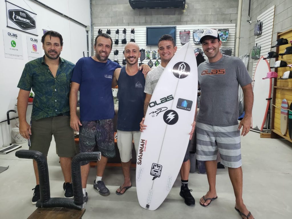 Deivid na sede da MP/OLAS Surfboards, em Bertioga (SP).