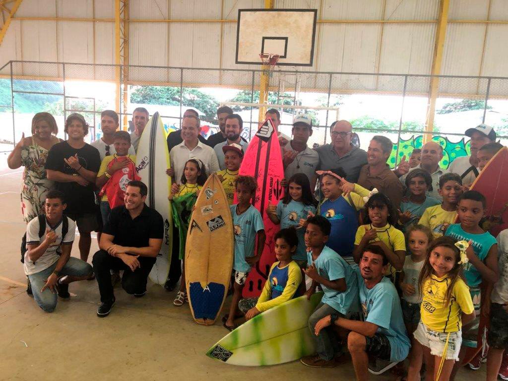 Alunos da escola Estadual Arquipélago Fernando de Noronha recebem a visita de Fabio e Ian Gouveia, além de organizadores do QS na Cacimba do Padre.
