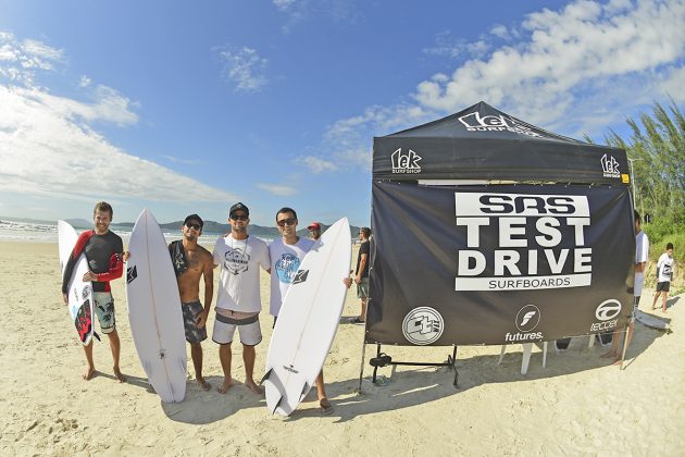 Beto Mariano, Petterson Thomaz, Alejo Muniz e Rodrigo Silva, Test Drive SRS Surfboards, Mariscal, Bombinhas (SC). Foto: Marcio David.