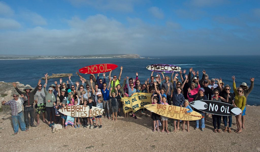 Surfistas lideram protestos contra a exploração petrolífera no litoral sul australiano.