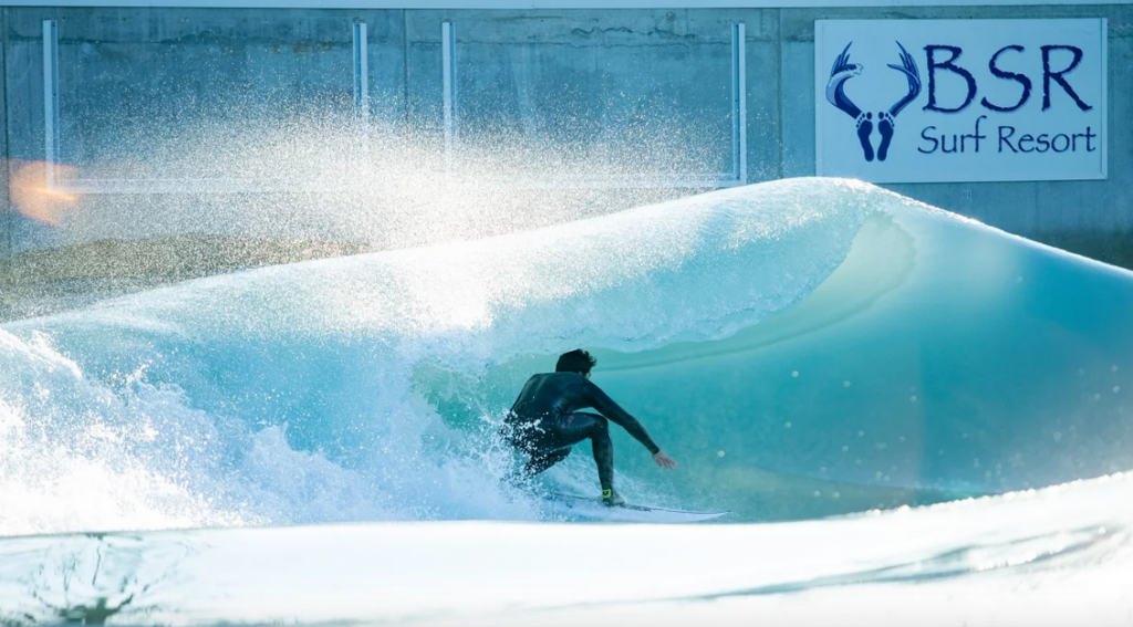 Brent Reilly testa as novas ondas do BSR Surf Resort.