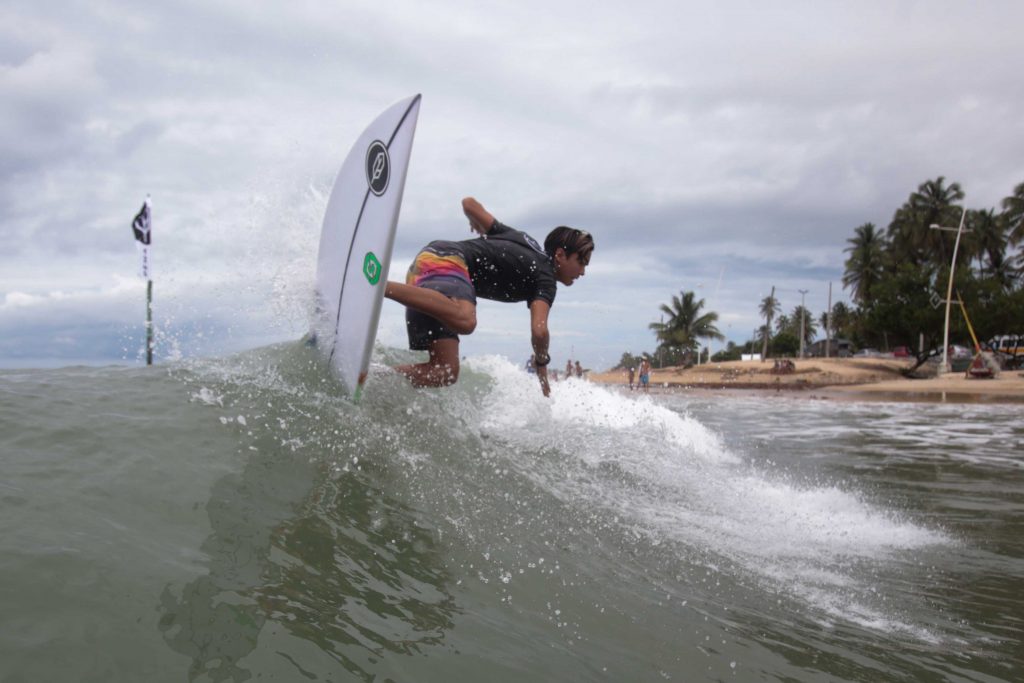 Lucas Bezerra é um dos talentos da nova geração do surfe cearense.