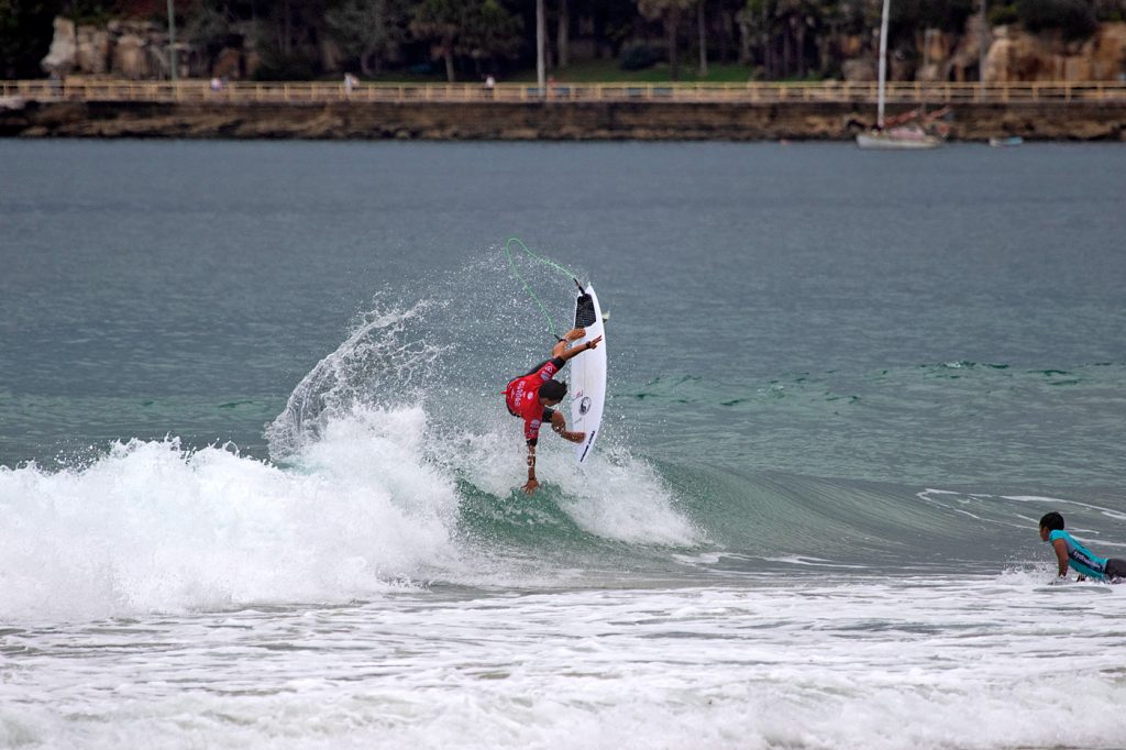 Flavio Nakagima avança à segunda fase do Vissla Sydney Surf Pro.