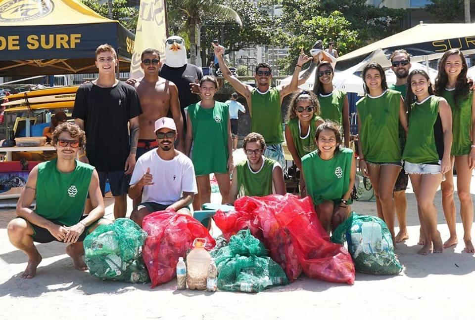 Galera local ajuda na preservação da praia de Pitangueiras.