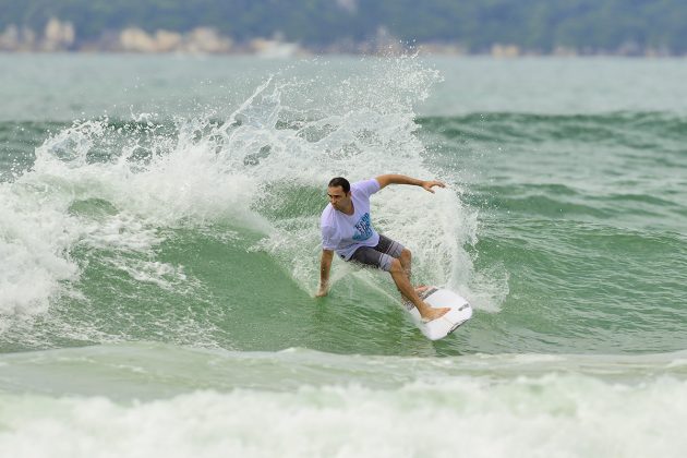 Rodrigo Silva, Test Drive SRS Surfboards, Mariscal, Bombinhas (SC). Foto: Marcio David.