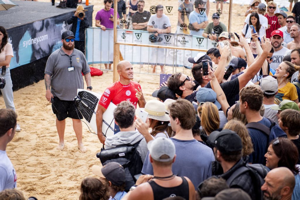 Kelly Slater atrai o crowd no terceiro dia do Vissla Sydney Surf Pro.