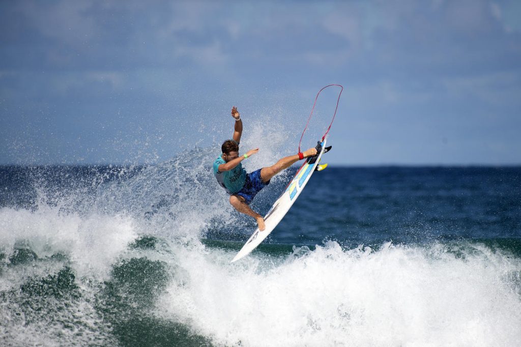 Jessé Mendes garante vaga nas quartas do Vissla Sydney Surf Pro.