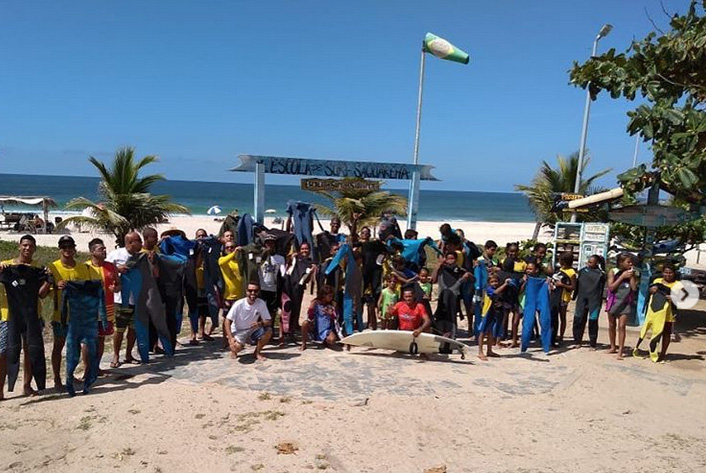 Alunos da Escola de Surfe de Saquarema interagem com galera do Recreio dos Bandeirantes.