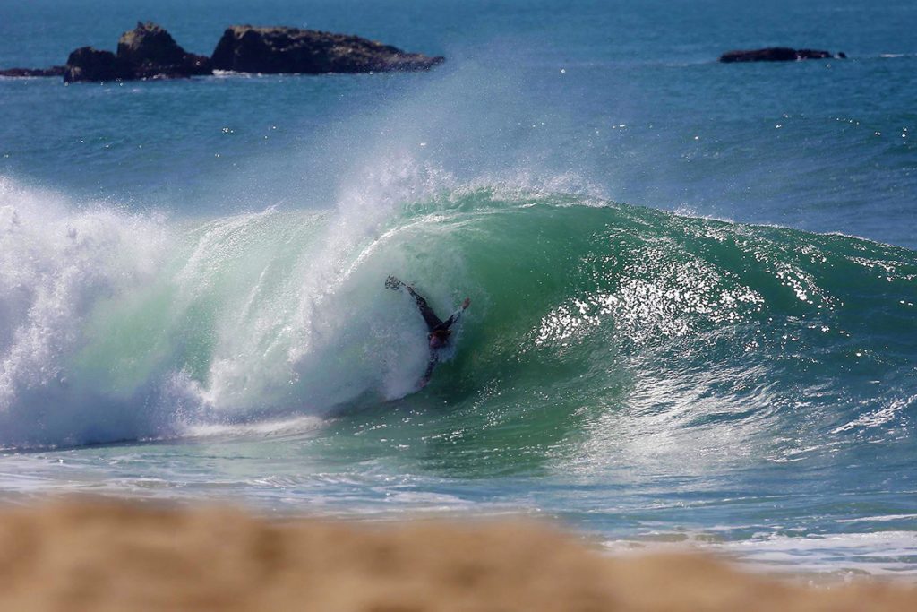 Arthur Picard em uma onda nota 10 em Nazaré.