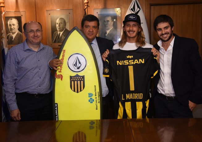 Apresentação do surfista na sede do clube, em Montevidéu.