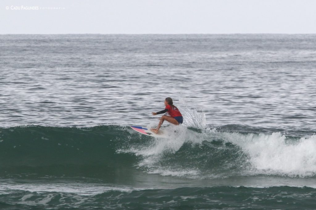 Laura Raupp durante surfe treino da ASM em 2019.