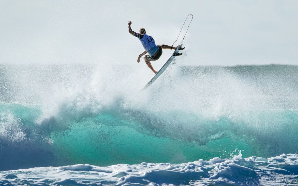 Bicampeão, fora de série, o havaiano John John Florence resiste como o último bastião do surfista cool, um freesurfer que aprendeu a vencer.